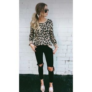 2️⃣1️⃣Cheetah print sweater